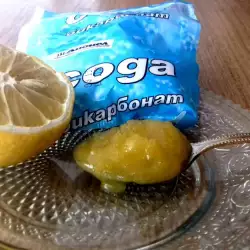 Смесь из меда, лимона и пищевой соды для больного горла