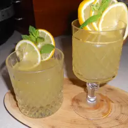 Летний сок из бузины, лимонов и мяты