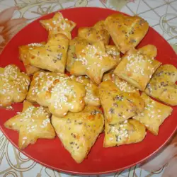 Соленое печенье с плавленым и твердым сыром