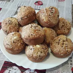 Соленые маффины с брынзой и семенами