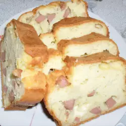 Соленый кекс с мягкой колбасой, сыром и оливками