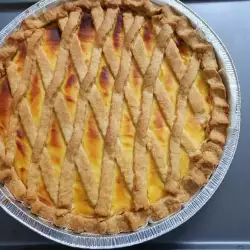 Соленый пай с яйцами и брынзой
