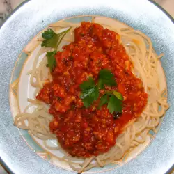 Спагетти с мясным фаршем и томатным соусом