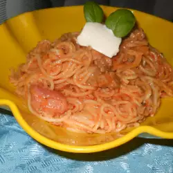 Спагетти с мясным фаршем и сметаной