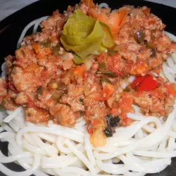 Спагетти с мясным фаршем и овощами