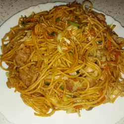 Спагетти по-китайски с тремя видами мяса