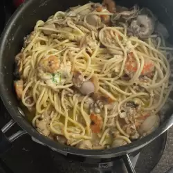 Спагетти с устрицами и креветками