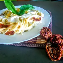 Спагетти с сушеными помидорами и тремя видами сыра