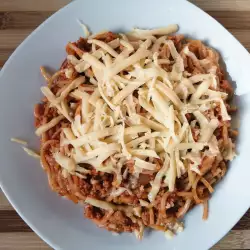 Спагетти с фаршем и чесноком