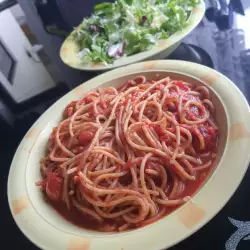 Спагетти с томатным соусом и репчатым луком