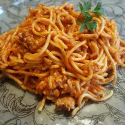 Спагетти с мясным фаршем и помидорами