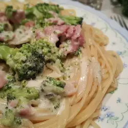 Спагетти с брокколи и беконом