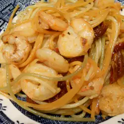 Спагетти с чесноком и креветками