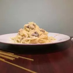 Спагетти с курицей, грибами и сливочным соусом