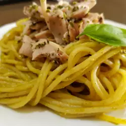 Спагетти с соусом песто и курицей