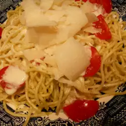 Спагетти с соусом песто и помидорами