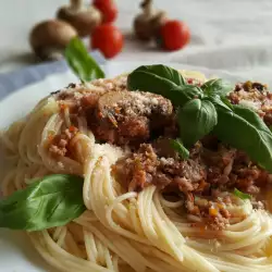 Спагетти с соусом Болоньезе и грибами