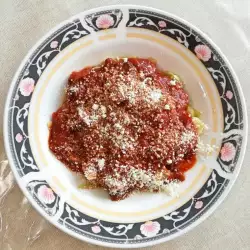 Спагетти из кабачков с томатным соусом