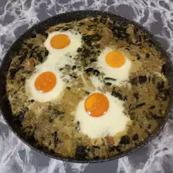 Шпинат с рисом и яйцами в духовке