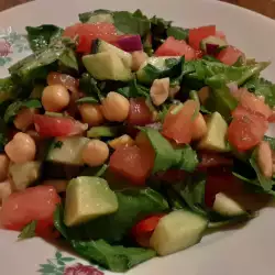 Салат из шпината с нутом и авокадо