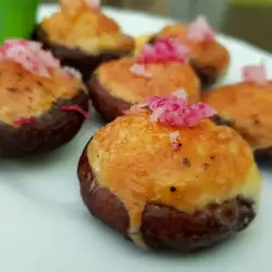 Фаршированные грибы с яйцом и сыром