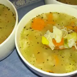 Овощной суп с цветной капустой, вермишелью и мятой