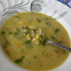 Суп из кукурузы, гороха, моркови и лука