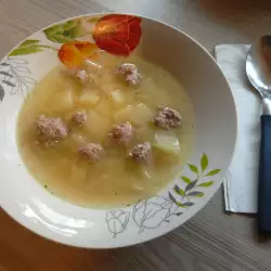 Деревенский суп с фрикадельками, картофелем и рисом