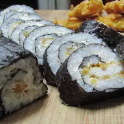 Суши с хрустящей курицей и сливочным сыром