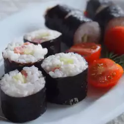 Суши с лососем, огурцом и сливочным сыром