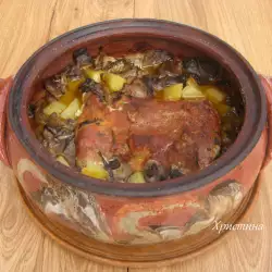 Блюда в глиняном горшке с чабером