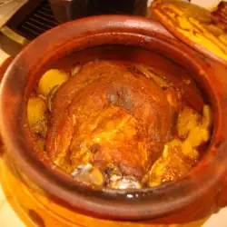 Блюда в глиняном горшке с репчатым луком