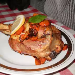 Тушеные свиные рульки с чесноком и морковью