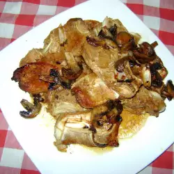 Свиная вырезка с луком и грибами в духовке