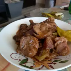 Свиные кусочки с белыми грибами и луком-пореем