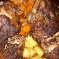 Свиные ножки в глиняном горшке с картошкой и морковью