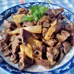 Свиное сердце с репчатым луком и сливочным маслом