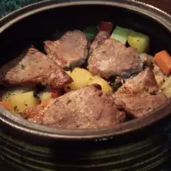 Свиная шейка с овощами в глиняном горшке