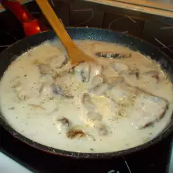 Свиная вырезка с грибным соусом на сковороде
