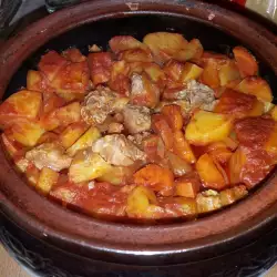 Блюда в глиняном горшке с бульоном