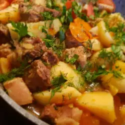 Тушеная свинина с картофелем и помидорами