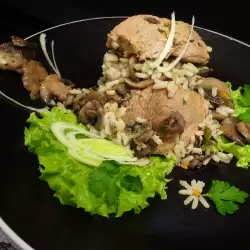 Блюдо из свинины с рисом и грибами в духовке
