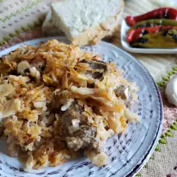 Свинина со свежей капустой и рисом в духовке