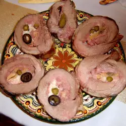Рулет из свинины с кислыми огурчиками