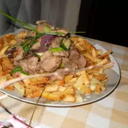 Свинина на сковороде с жареной картошкой