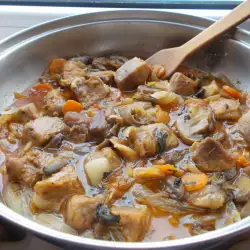 Свинина с грибами и репчатым луком на сковороде