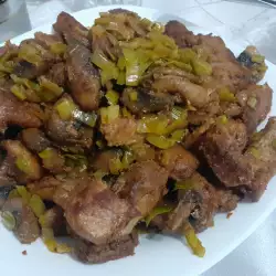 Жареная свинина с луком-пореем