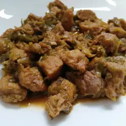 Жареные кусочки свинины с луком-пореем