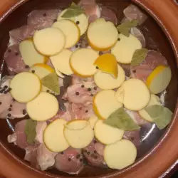 Свинина с кислым молоком и плавленым сыром в горшочке