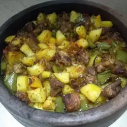 Свинина с овощами на сковороде садж